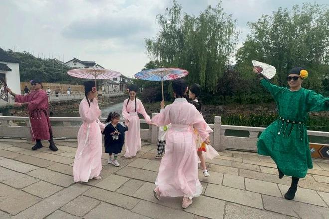 燃！白天逛摊听民谣入夜追萤火蹦迪新葡京娱乐“五一”苏州太湖东山太(图4)