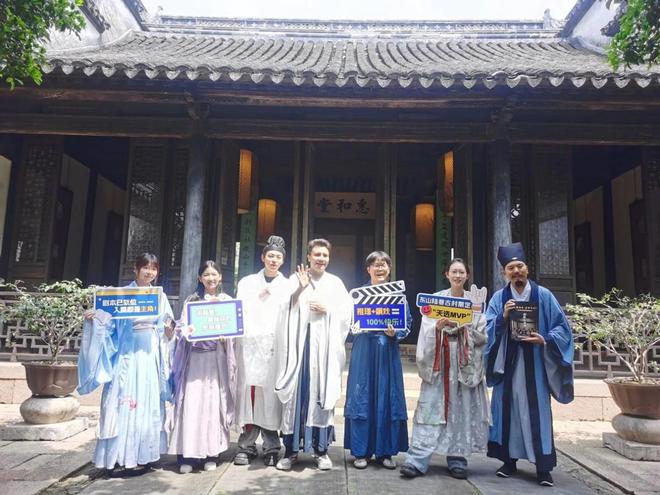 燃！白天逛摊听民谣入夜追萤火蹦迪新葡京娱乐“五一”苏州太湖东山太(图2)