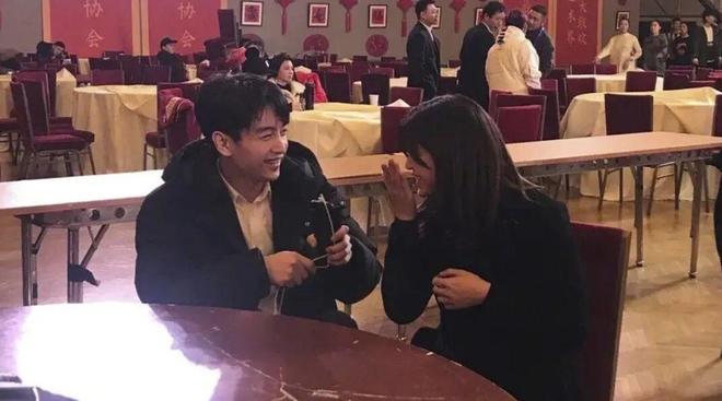 疯了！搭小 19 岁奶狗新剧爆火出圈澳门新葡京网页42 岁陈妍希离婚后杀(图2)