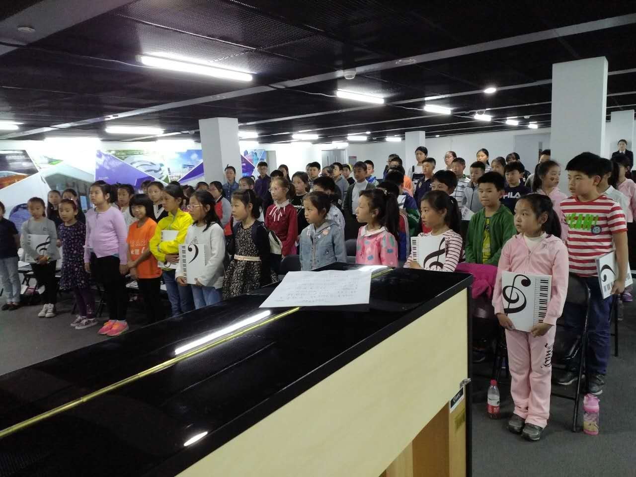 名参加大型话剧开场合唱演出—免费澳门新葡